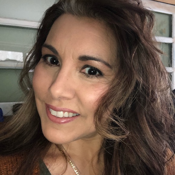 Profile Picture of Gloria Roehrig (@gloriaroehrig) on Poshmark