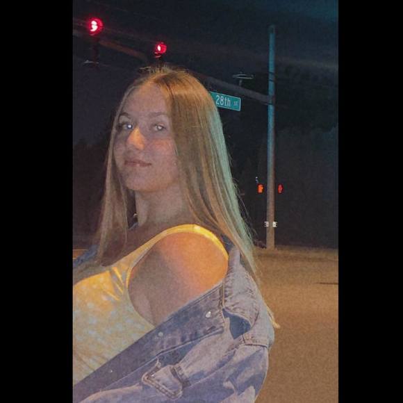 Profile Picture of Allee Newnham (@alleenewnham) on Poshmark