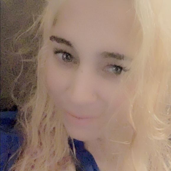 Profile Picture of Jen Swartz (@sexymomma490) on Poshmark