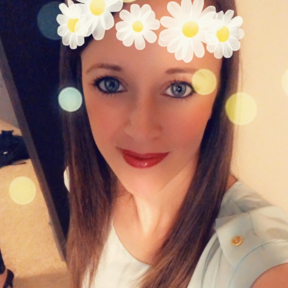 Profile Picture of Laura Comelleri (@lscomelleri) on Poshmark