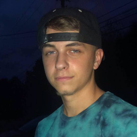 Profile Picture of Wesley Yates (@wesleyyates) on Poshmark