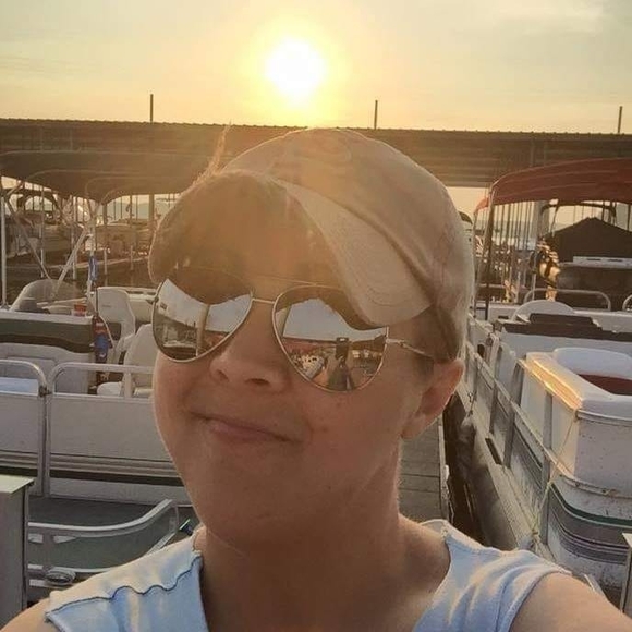 Profile Picture of Leeanna Stickels (@leeannastickels) on Poshmark