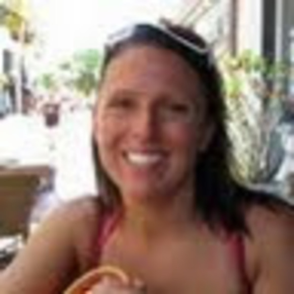 Profile Picture of Amber Barthen (@amberbarthen) on Poshmark