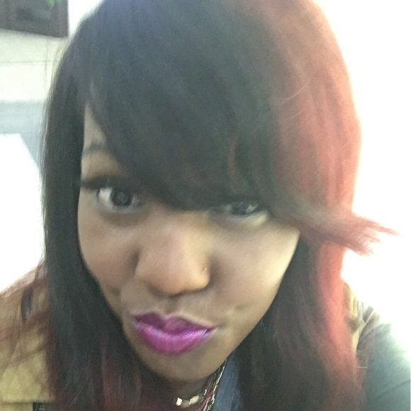 Profile Picture of Arielle Roy (@vanityaffairrep) on Poshmark