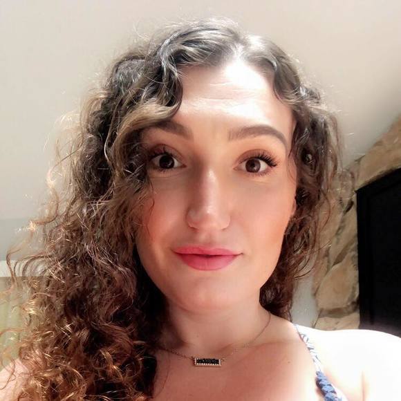 Profile Picture of Laida Muzhai (@laida_m) on Poshmark