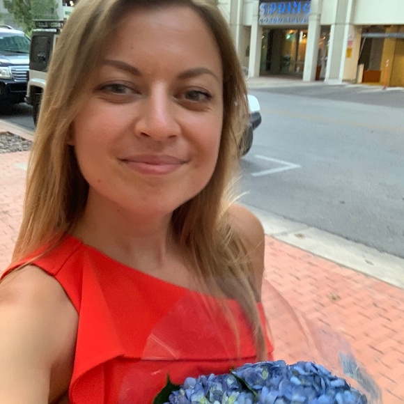 Profile Picture of Lena Grushanska (@lena_gru) on Poshmark