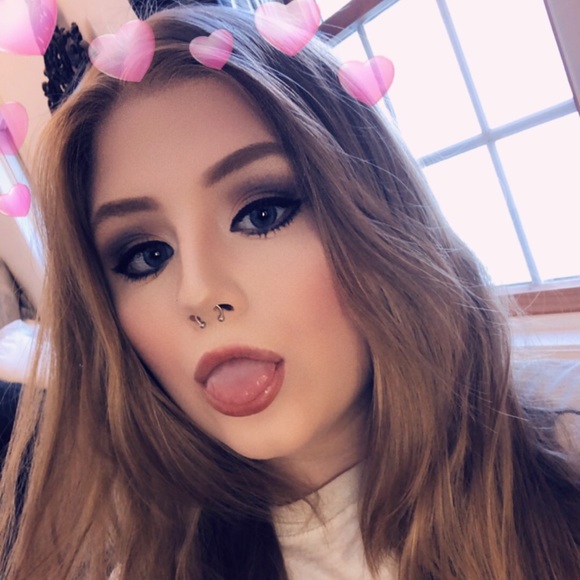 Allie Mischen - Poshmark Profile Picture of Allie Mischen (@allie_mischen) on Poshmark