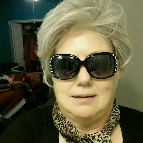 Profile Picture of Ramona Wright (@grooving_granny) on Poshmark