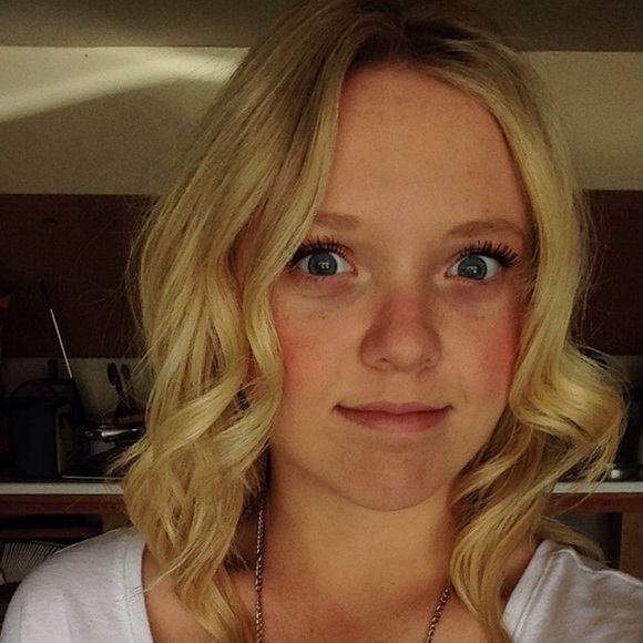 Profile Picture of Hailey Barefoot (@hey_les) on Poshmark