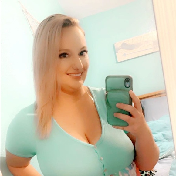 Profile Picture of Sheyanne Neidert (@nsheyanne) on Poshmark