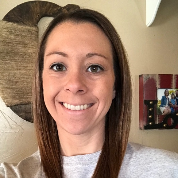 Profile Picture of Amanda Crum (@acrum2016) on Poshmark