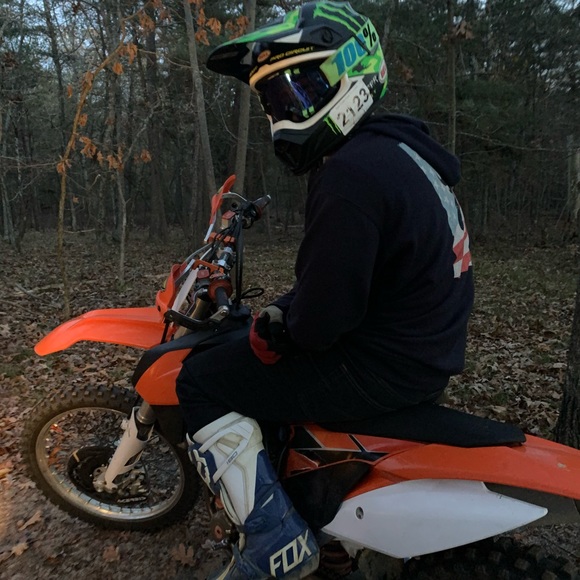 Profile Picture of Andrew Bevill (@andrewbevill) on Poshmark