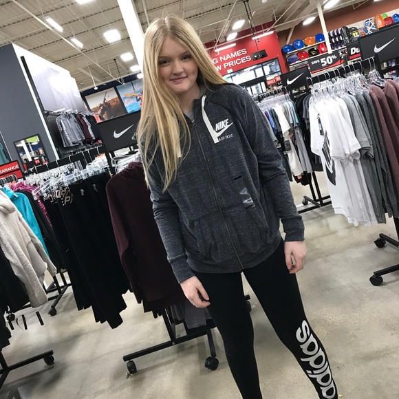 Profile Picture of Rianne Kastning (@riannekastning) on Poshmark