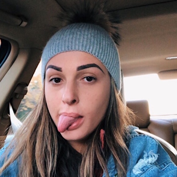 Profile Picture of Sarah O (@sarah_ortega) on Poshmark