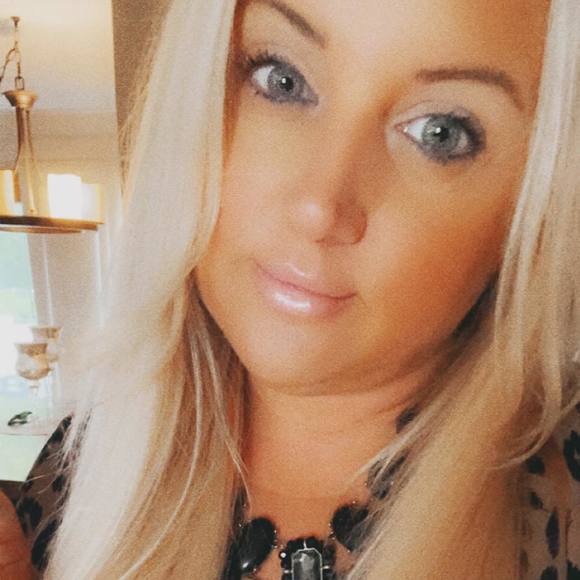 Profile Picture of Jennifer Duprat (@jenniferduprat) on Poshmark