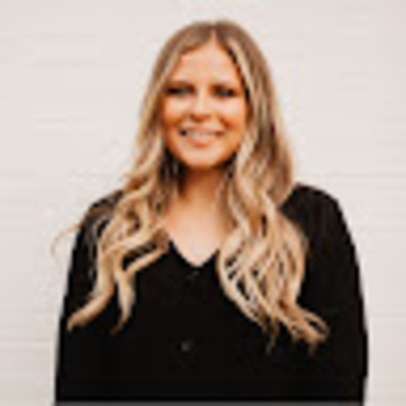 Profile Picture of Alexandra Pawich (@amakielmakeup) on Poshmark