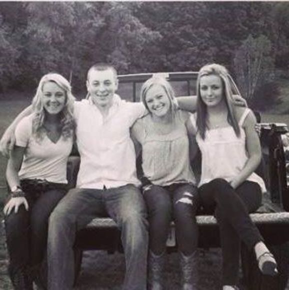 Profile Picture of Dawn Hyde (@dawnyankeec) on Poshmark