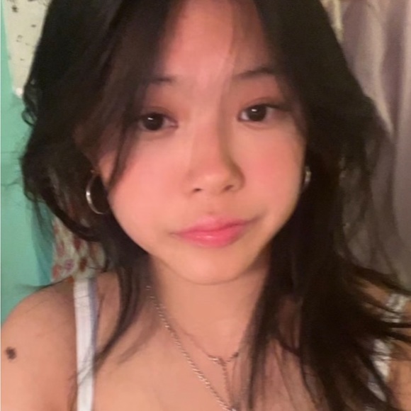 Profile Picture of Ellen Lin (@ellencylin) on Poshmark