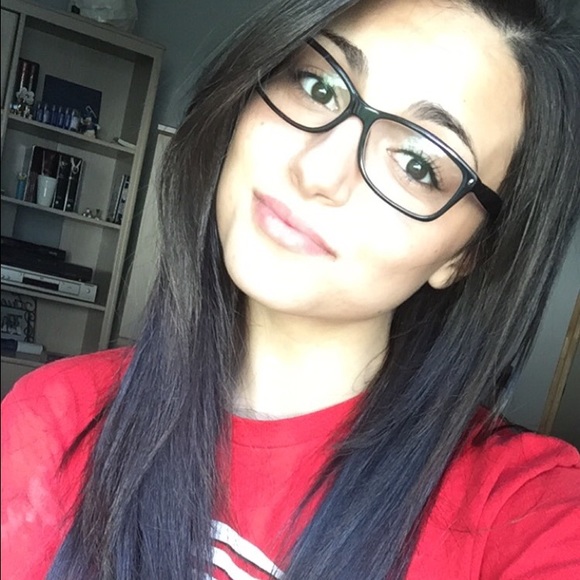 Profile Picture of Devin Darcy (@devindarcy28) on Poshmark