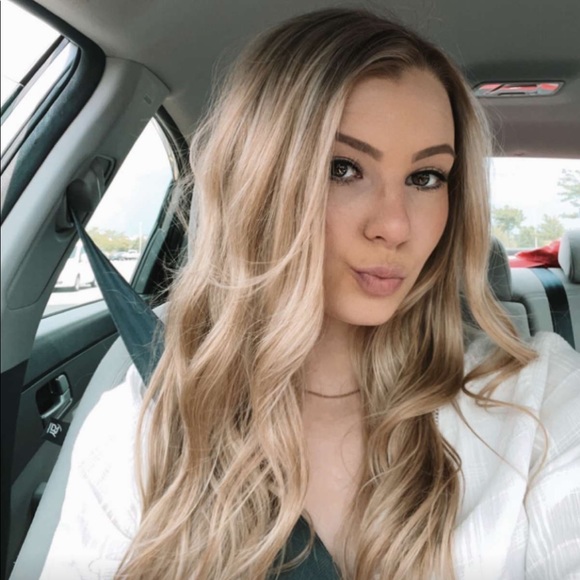 Profile Picture of Miranda Rowe (@mgrowee) on Poshmark