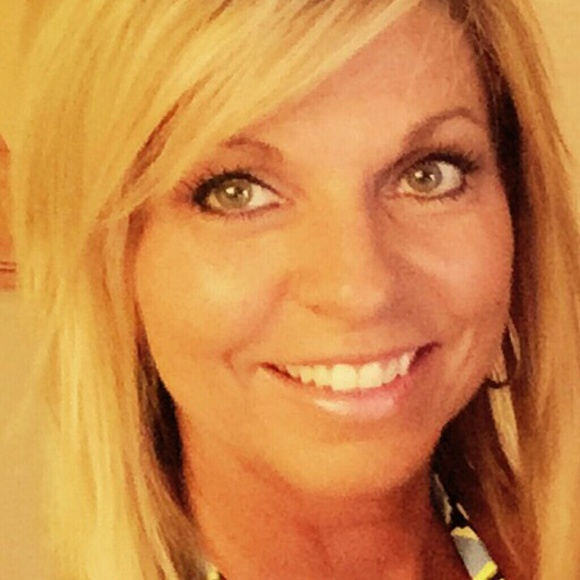 Profile Picture of Pamela Perry (@pamaluu) on Poshmark