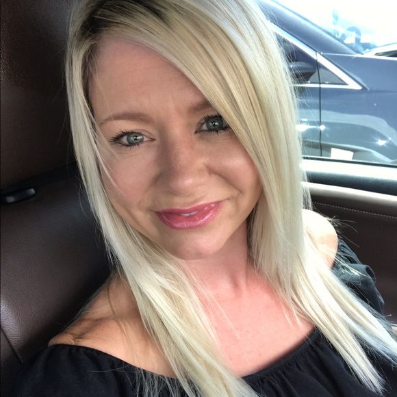 Profile Picture of Shelly Armstrong (@shellylewarm) on Poshmark