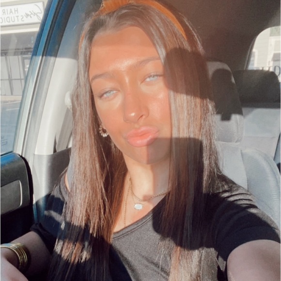 Profile Picture of Jessy Toskes (@jessy_toskes) on Poshmark