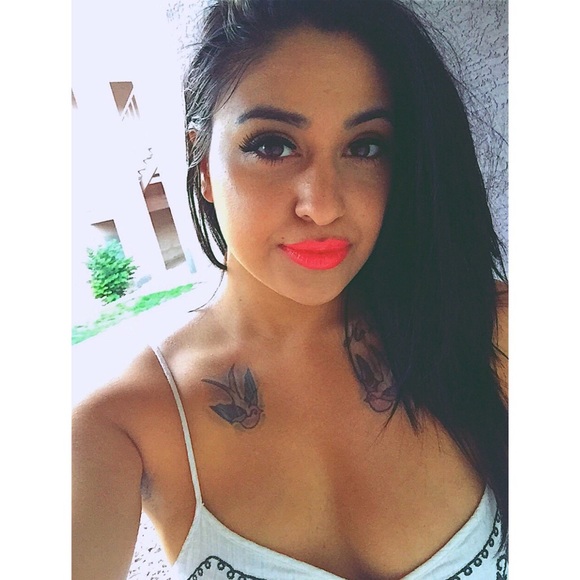 Profile Picture of Lisa Field (@lovelylisv) on Poshmark