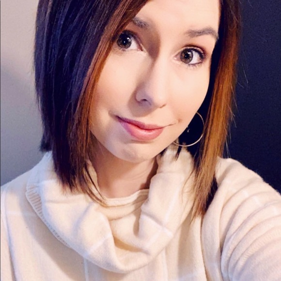 Profile Picture of Veronica Harsh (@veronicaharsh) on Poshmark