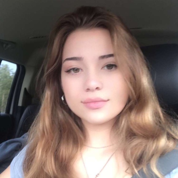 Profile Picture of Brayley Emter (@brayleyemter) on Poshmark