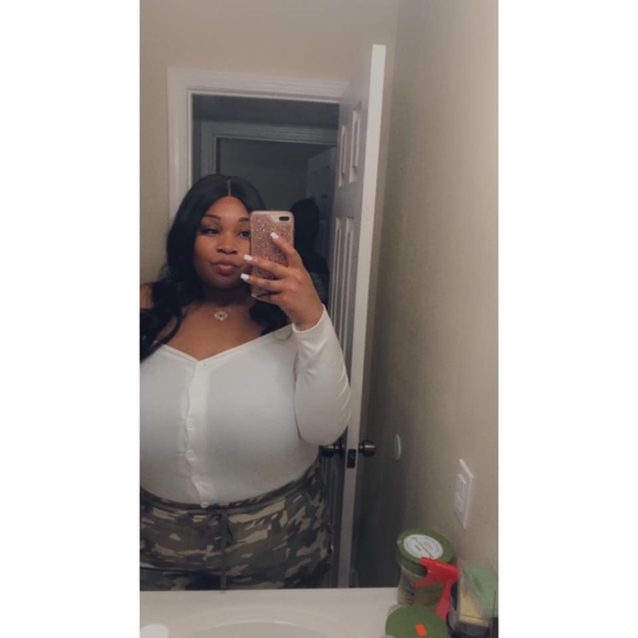 Profile Picture of Simone Moore (@dmoore96695) on Poshmark