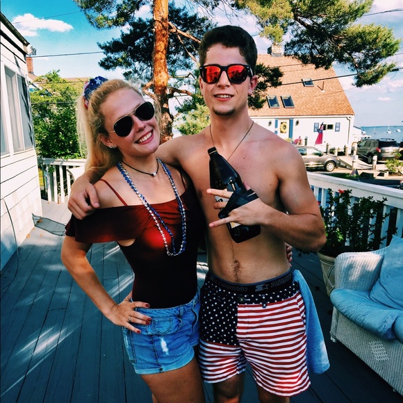 Profile Picture of Sarah Hingston (@sarahhingston44) on Poshmark