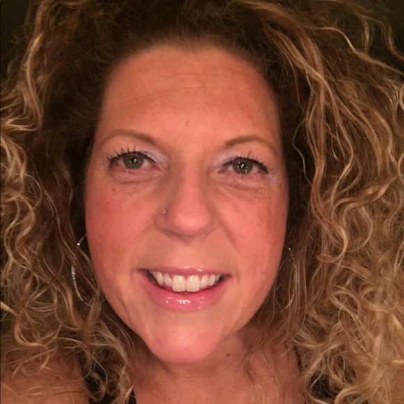 Profile Picture of Crystal Tong (@crystaltong) on Poshmark