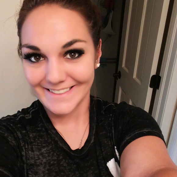 Profile Picture of Stephanie Gianakos (@sgianakos) on Poshmark