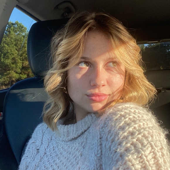 Hannah Benischek - Poshmark Profile Picture of Hannah Benischek (@h_benischek) on Poshmark