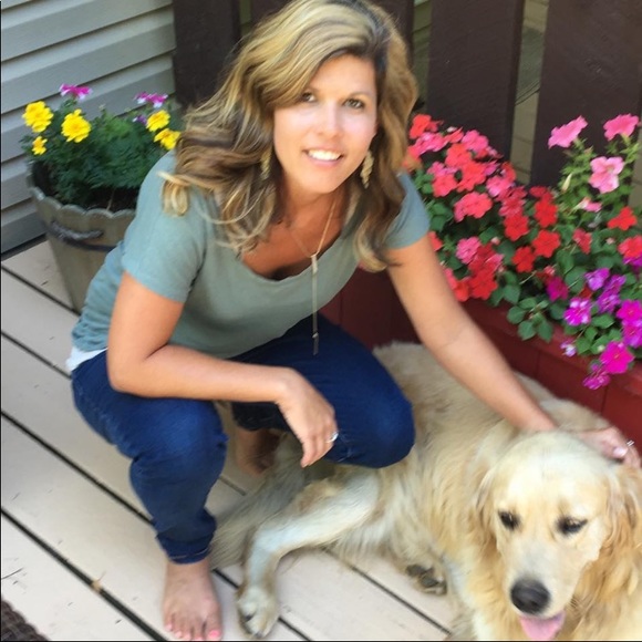 Profile Picture of April Nolley (@trnadn80) on Poshmark