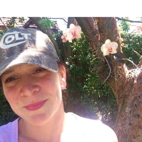 Profile Picture of Andrea Tavolacci (@beezzzkneez) on Poshmark