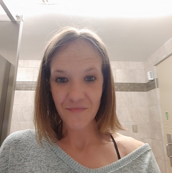 Profile Picture of Amanda Trexler (@tuckersmom0912) on Poshmark