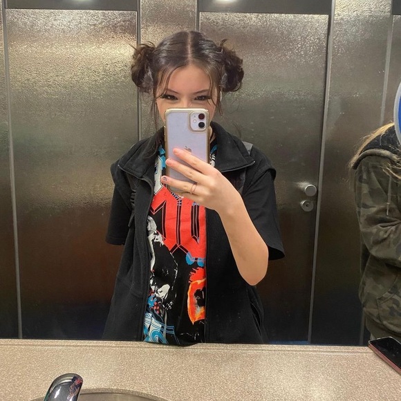 Profile Picture of Kaia Fieldhouse (@zabfinlay) on Poshmark