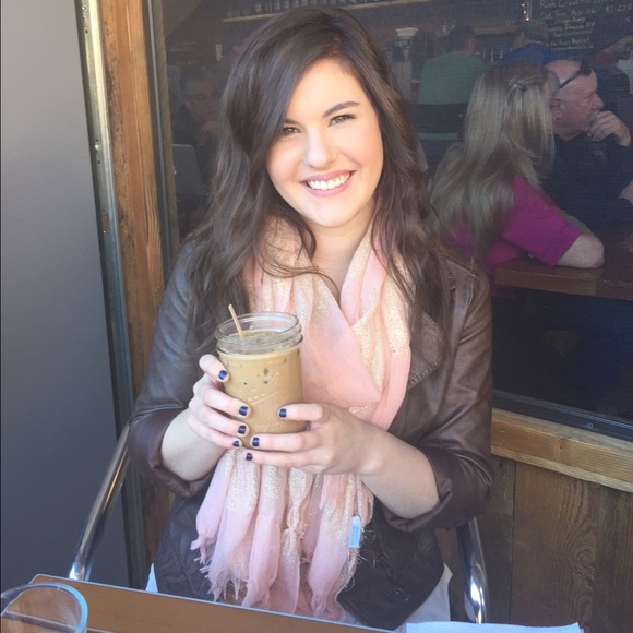Profile Picture of Jessica Yegge (@jyeggs) on Poshmark