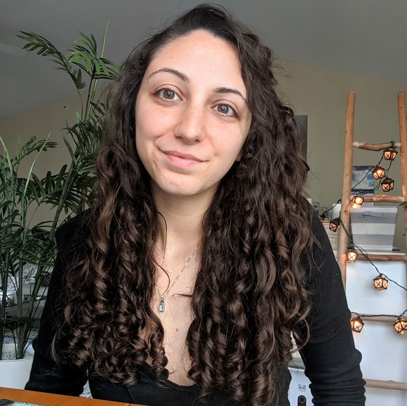 Profile Picture of Emily Andrews (@emilyelizaveth) on Poshmark