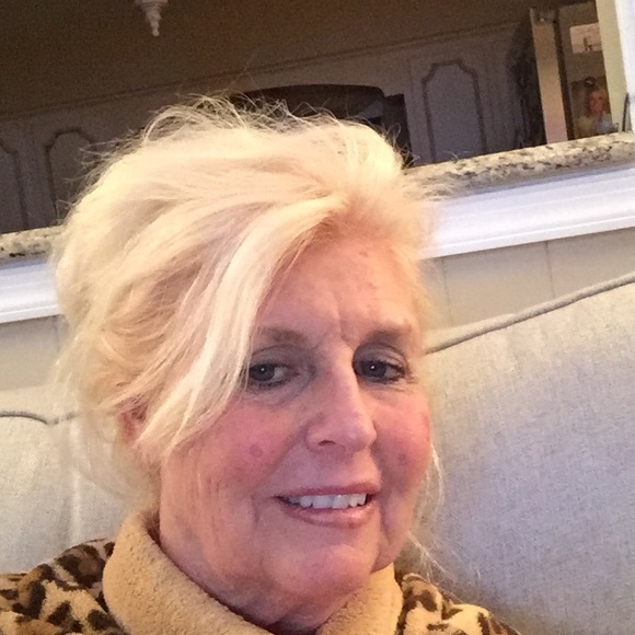 Profile Picture of Debbie Folmer (@dimond69) on Poshmark