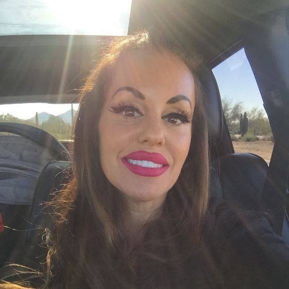 Profile Picture of Ally Ziegler (@ar2628) on Poshmark