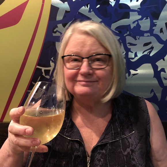 Profile Picture of Linda Stuesser (@lindastuesser) on Poshmark