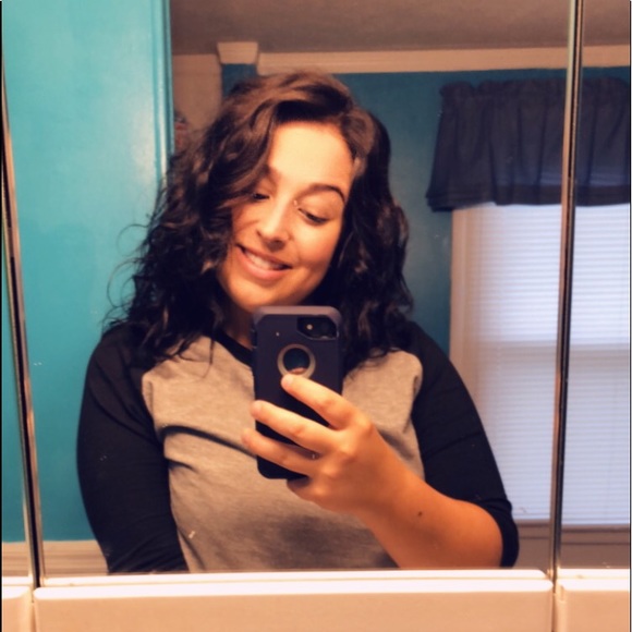 Profile Picture of Olivia Morgart (@livv2424) on Poshmark