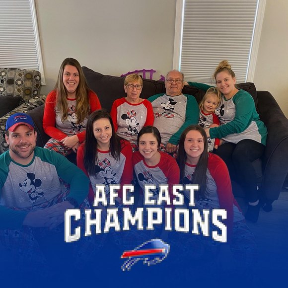 Profile Picture of Lindsay Wiechelt (@linds317) on Poshmark