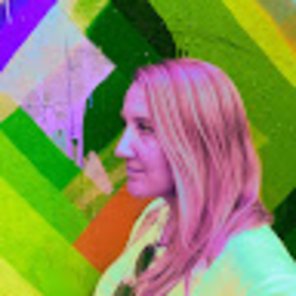 Profile Picture of Loryn Simonsen (@lorynlyn) on Poshmark