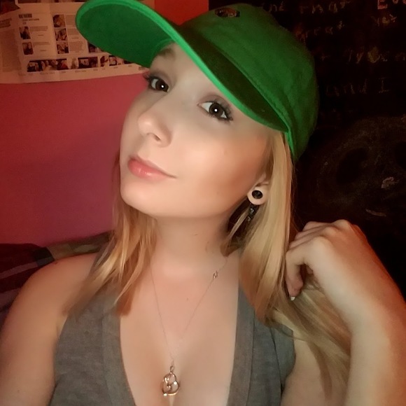 Profile Picture of Serena Schnekenburger (@sschnekenburger) on Poshmark