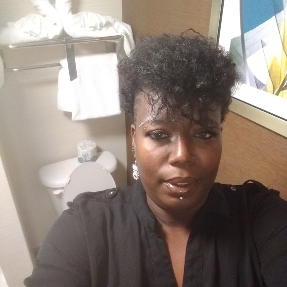 Profile Picture of Christy Stiller (@chocodream) on Poshmark