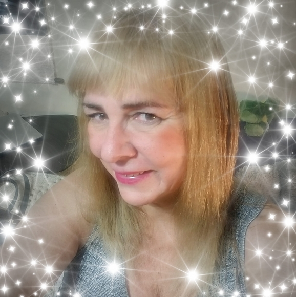 Profile Picture of Edith Lazenby (@edithebl) on Poshmark